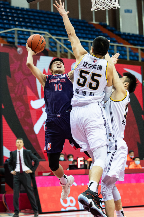 转折点里昂战术微调广州队手感冰凉，媒体一致点评：Uzi在巴塞罗那比赛中爆冷的简单介绍